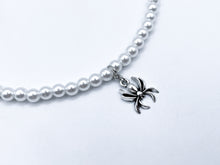 Load image into Gallery viewer, Spider pearl necklace

